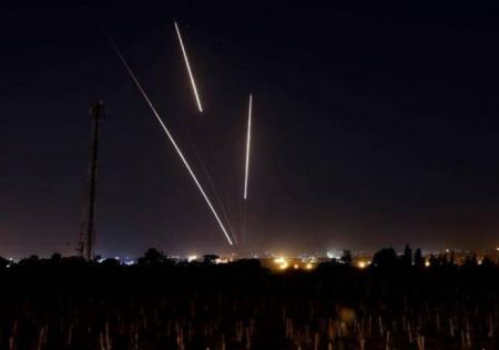 سقوط صاروخين واعتراض ثالث في غلاف غزة